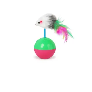 Juguete interactivo tipo tentetieso para gatos con ratón de peluche y plumas de colores.