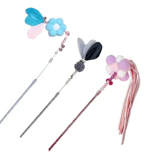 Bonita varita para gatos de hadas con plumas y campanas para gran diversión interactiva.