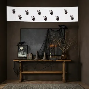 Vue détaillée de la bannière d'Halloween avec des motifs de faucheuse de dessins animés.