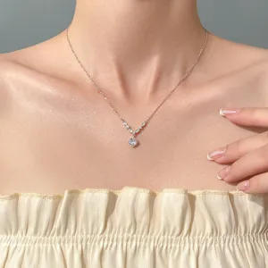Primer plano detallado del collar de clavicula de plata en forma de V brillante, colgante.