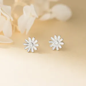 Detailansicht von Stern Silber weiße Emaillierte Gänseblümchen Ohrstecker mit Zirkonia.