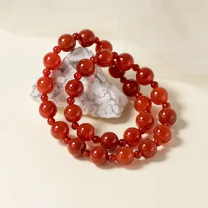 Exquisites Detail des zweilagigen roten Achat Perlenarmbands, elegantes Nischen-Design Schmuck.