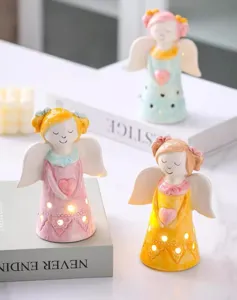 Keramische engel nachtlamp detail, schattig gloeiend bureau ornament met warm LED licht.