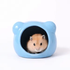 Vista dettagliata della casetta in ceramica blu per criceti, design con orecchie di gatto.