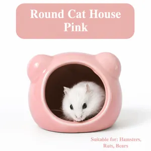 Dettaglio del rifugio per criceti in ceramica rosa, graziosa casa di raffreddamento per animali.