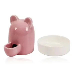 Dispenser di acqua automatico in ceramica per piccoli animali con orecchie d'orso e ciotola.