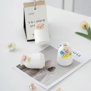 Handgemachte Keramik Mini Blumenvase Detail, weiße skulpturale Blumen Heimdeko.