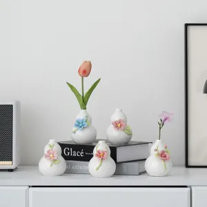 Handgefertigte Mini-Keramik-Kürbisvase mit filigranen Blumendetails, elegante Heimdeko-Akzente.