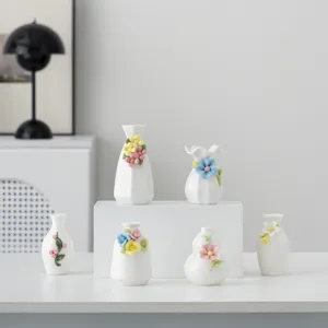 Weißes Keramik Mini Vasen Set mit handgemachter Blumendeko für stilvolle Tischdeko.