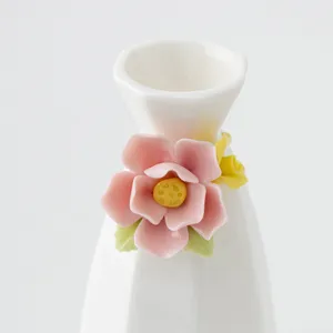 Handgefertigte weiße Keramik-Minivase mit zartem 3D-rosa Blumendekor für die Tischdeko.