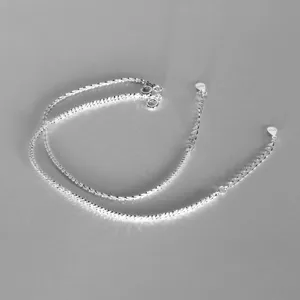 Detaillierte Nahaufnahme der glitzernden S925 Silber Sternkette, elegantes glänzendes Design.