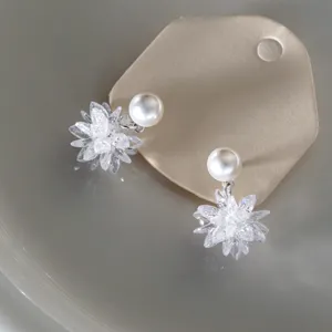 Nahaufnahme Detail von Silber Kristall Blume Perle Ohrringen mit funkelnden Facetten Perle.