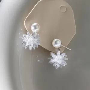 Detailansicht von exquisiten S925 Sterling Silber Kristall Blume Perle Ohrringen funkelnd.