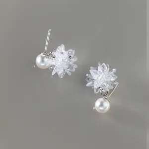Elegante Ohrringe aus Sterlingsilber mit Kristallblüte und Perlendetail, funkelndes Design.