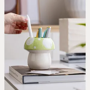 Leuke keramische paddenstoel penhouder, creatieve bureau organizer en make-up borstel.