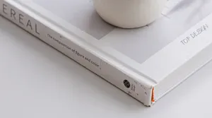 Minimalistische witte keramische pennenhouder en bureau-decor, elegant creatief kantooraccessoire.