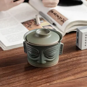 Creative ceramic ashtray with lid featuring Sanxingdui bronze mask design, retro home decor.