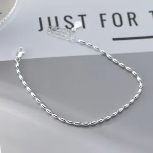 Zilveren olijfkrachtige kralen armband detailweergave, elegante minimalistische ketting.