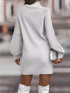 Rückansicht Detail des grauen Damen Strickkleids mit hohem Kragen und langen Ärmeln.