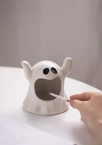Gros plan détaillé du cendrier fantôme en céramique mignonne, décoration de bureau.