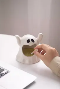 Vue détaillée cendrier fantôme en céramique, décoration de bureau esthétique et cadeau créatif.