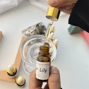 Plant etherische olie detailweergave met amberkleurige glazen fles en gouden pipet.