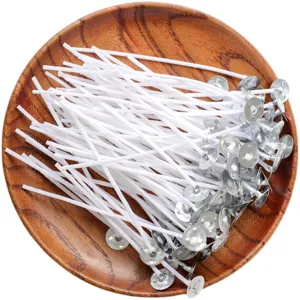 Nahaufnahme von DIY-Duftkerzendochten mit Metallfuß, Baumwollfaden für Handgemachte Kerzen.