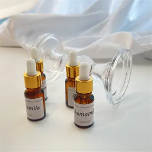 Glazen flesje met etherische kamille-olie met pipet voor aromatherapie-luchtbevoch