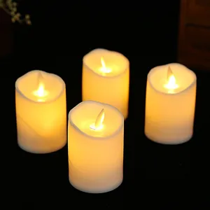 Set di 4 candele elettroniche LED bianche con luce calda tremolante per feste in casa.