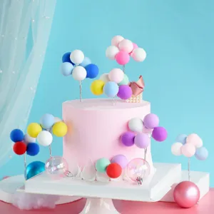 Detalles de adorno de pastel con globos coloridos y mini esferas vibrantes para fiestas de cumpleaños.