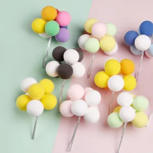 Decoraciones de pastel de globo colorido, perfectas para fiesta de cumpleaños infantil.