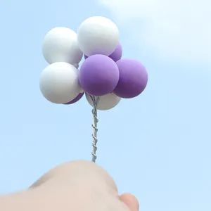 Mini topper de pastel de globo en blanco y violeta para decoración de fiesta de cumpleaños.