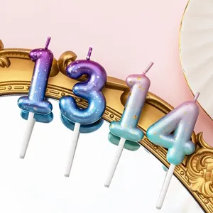 Candele numeriche con gradiente galassia vista dettagliata, topper per torta di compleanno lucido.