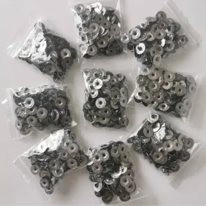 Supporti per lucignoli in metallo, basi zincate per la produzione di candele artigianali.