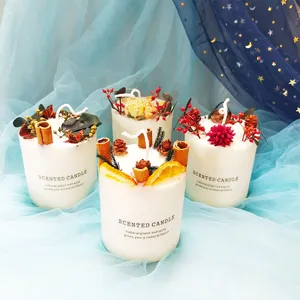 Detalle de una vela aromática con frutos secos naturales y hermosas decoraciones.