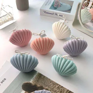 Détail bougie parfumée coquillage, déco pastel esthétique, présentoir cadeau table.