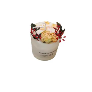 Vela aromática decorativa artesanal con flores secas y extracto de planta natural para regalo.