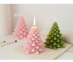 Candela profumata albero di Natale primo piano, decorazione in cera di pino artigianale.