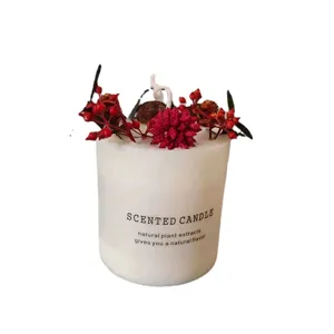 Vela aromática con bayas rojas secas y decoración floral, regalo de Navidad ideal para casa.