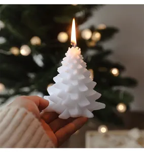 Candela profumata albero di Natale dettaglio, cera bianca decorazione festiva idea regalo.