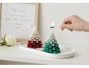Candela profumata albero di Natale vista dettagliata, decorazione in cera sfumata