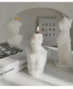 Vista dettagliata di candele profumate estetiche a forma di busto con design di statue classiche.
