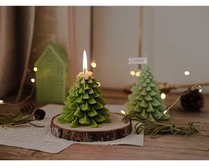 Vista dettagliata candela profumata albero di Natale, decorazione festiva invernale e regalo romantico.