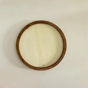 Detailaufnahme runder Holzrahmen, natürliche Holzmaserung, ideal für Bastelarbeiten.