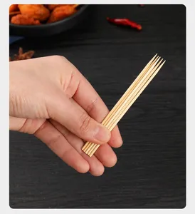 Disposable bamboo skewers for fruit and BBQ, natural wood material, safe and eco-friendly.
