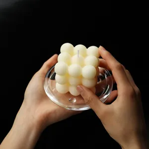 Bougie parfumée à bulles esthétique détail gros plan, design de cire crème pour déco intérieure.