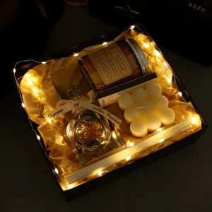 Coffret cadeau de bougies parfumées et de parfum de luxe pour la décoration intérieure.