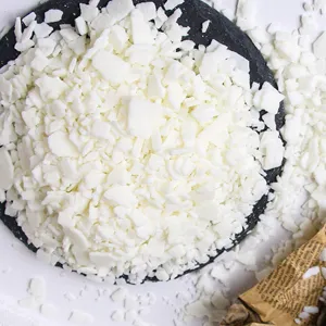 Primo piano dettagliato di scaglie di cera de soia bianca pura per candele profumate.