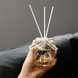 Élégante bouteille de diffuseur de parfum en verre avec bâtonnets blancs et ruban pour la maison