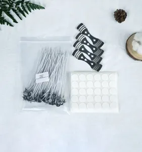 Kit κατασκευής αρωματικών κεριών με φυτίλια βαμβακιού, μεταλλικές βάσεις και σημεία κόλλας.